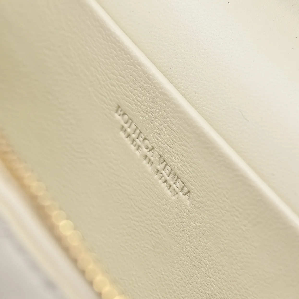 Batch 1360 Bottega Veneta 24 spring and summer woven zipper crossbody bag. A crossbody bag that can be used as a cosmetic bag. The exquisite weaving and compact body are an indispensable accessory for the upcoming summer. The double zipper also better protects the bag. It has a large capacity. If you like it, don’t miss it. Style number: 9109 Size: 22*12.5*5cm